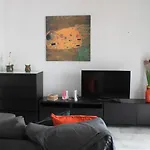 Charming 2 Bed In Pueblo Evita Бенальмадена